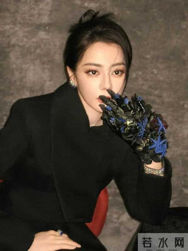 迪丽热巴新图来袭