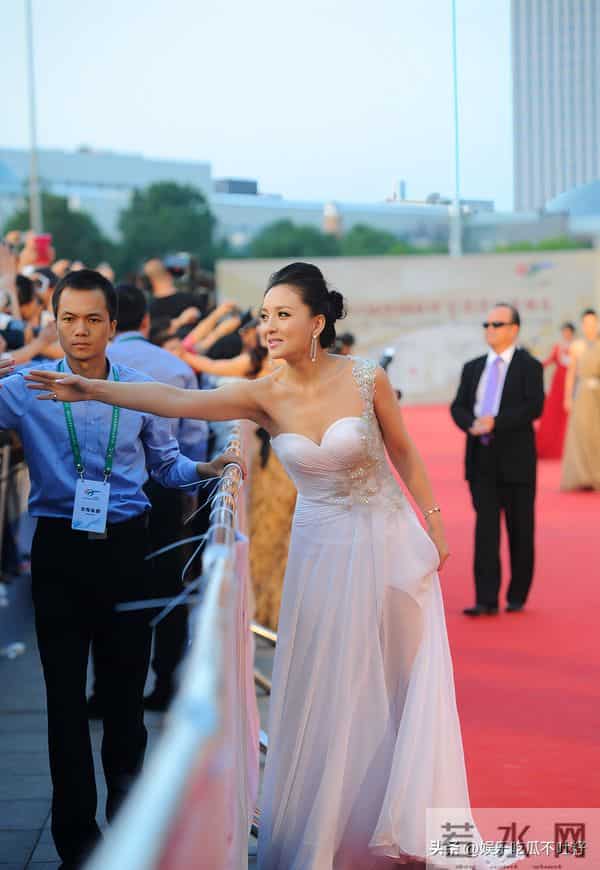 “槿汐姑姑”怎么做到又成熟又年轻，微胖身材甚是完美