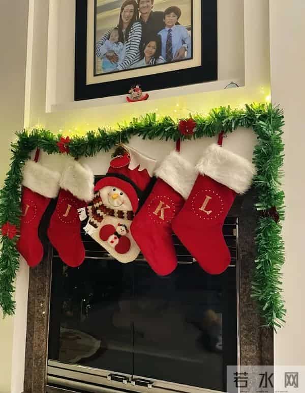 婚变风波后钟嘉欣晒全家福合照，老公侧身出镜，一家人装饰圣诞树