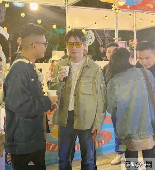 46岁严屹宽和朋友在泉州逛街，他打扮有型，脸好能打，好帅气啊