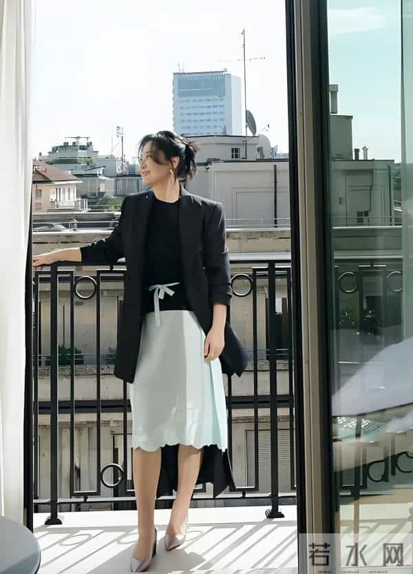 贾玲米兰时装周美图曝光。说实话，我还是不太适应她瘦了