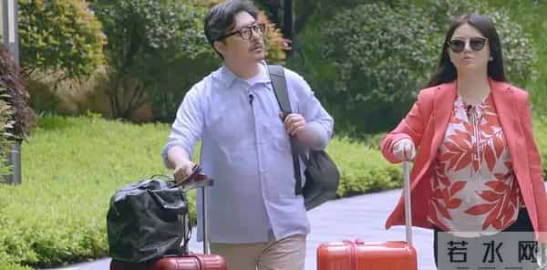 李湘回娘家，客厅大得像酒店大堂，悄咪咪的又炫了一把“富”