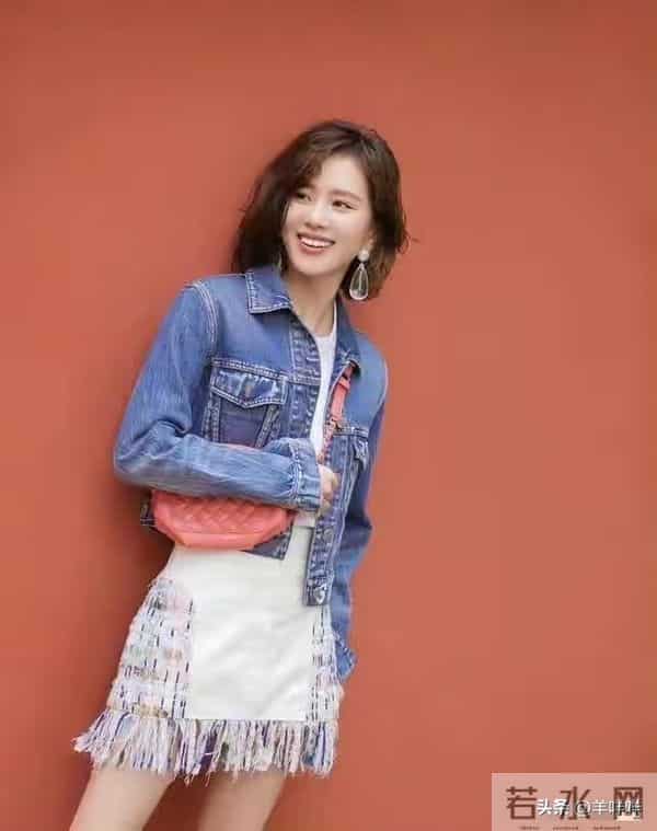 刘诗诗换微卷短发后像换了个人,穿牛仔外套又美又纯,差点认不出