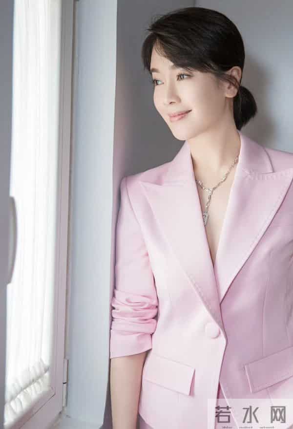 左小青粉西装+小露肤,白得发光的肌肤,气质又高级又有点小性感