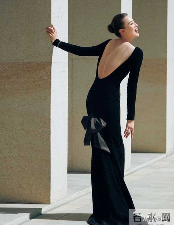 45岁宋佳二封金鸡影后，穿黑色礼服裙拍宣传照优雅迷人