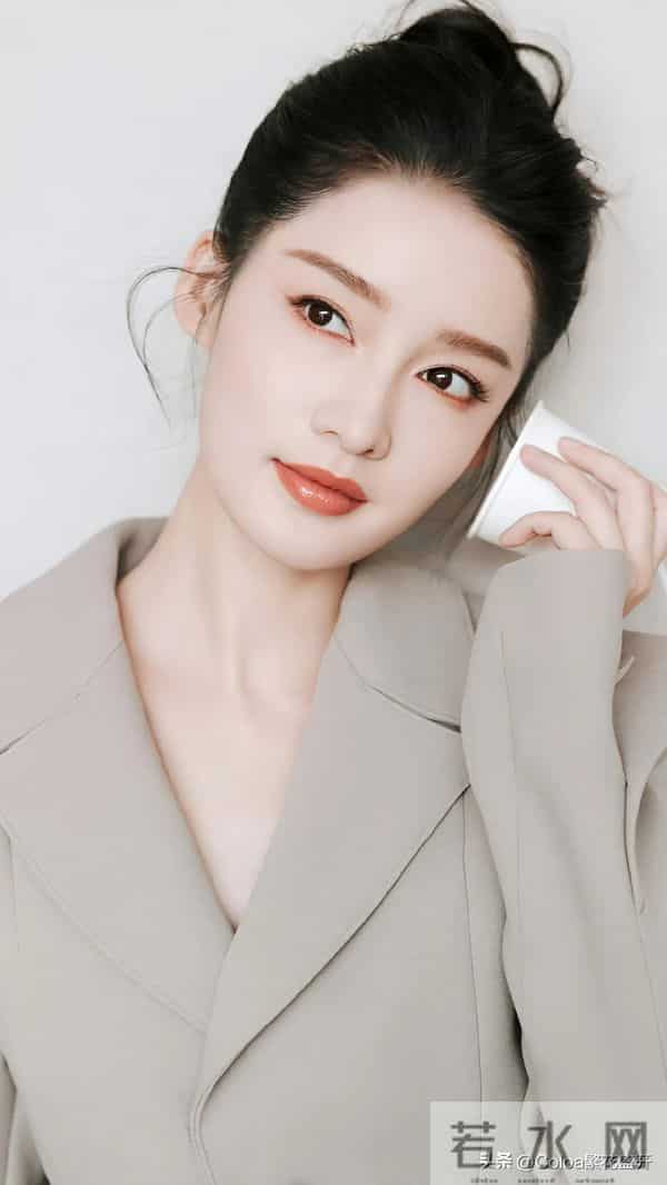 李沁-职业装大长腿这也太有气质了！