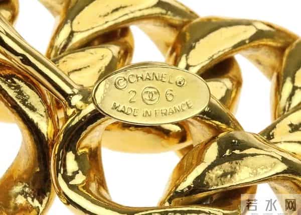 杨紫穿20年前的衣服出席活动，细心看还有污渍和虫洞…