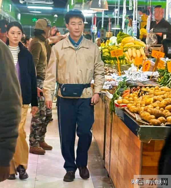 40岁黄轩现身北京一家菜市场买菜,他的打扮土气朴素,苍老了不少