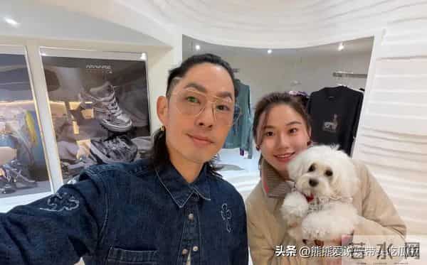 47岁吴建豪在纽约参加时尚活动,他留了长发,颜值大不如前!