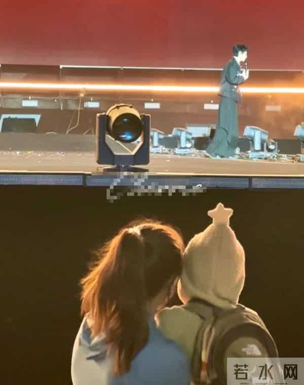 魏晨一家三口合体,妻子抱着儿子看他演唱会,小橙子个头长得真高