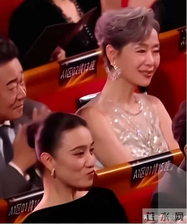 赢过惠英红,获奖感言忘词,她捂脸假哭没人买账,台下众星绷不住