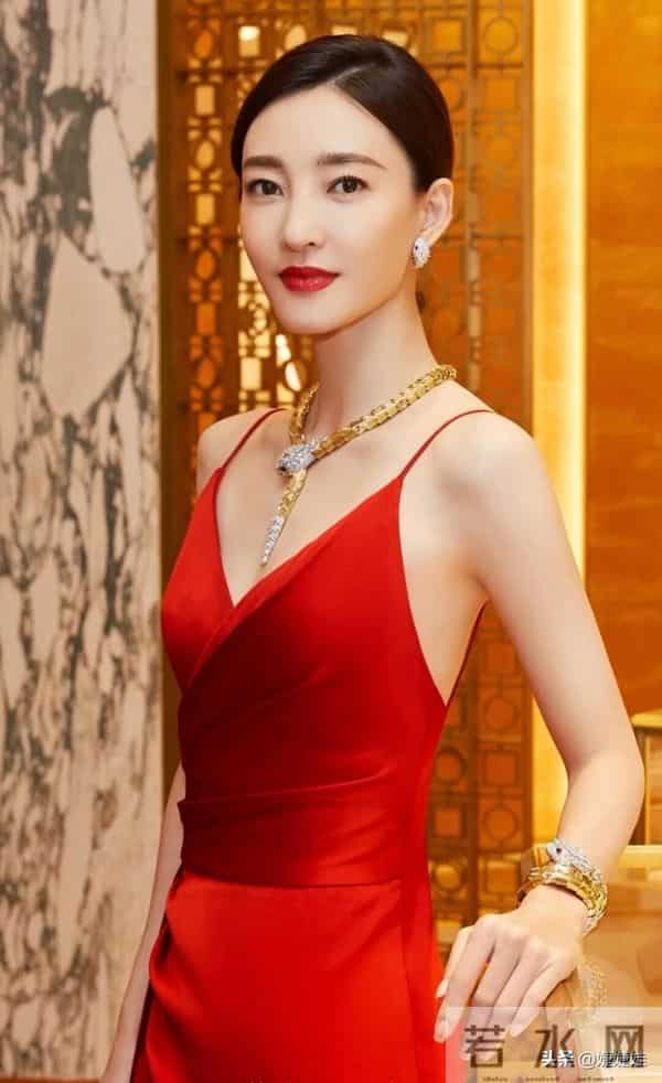 “素颜女神”王丽坤 身材高挑天生冷白皮,40岁看起来和20岁时一样