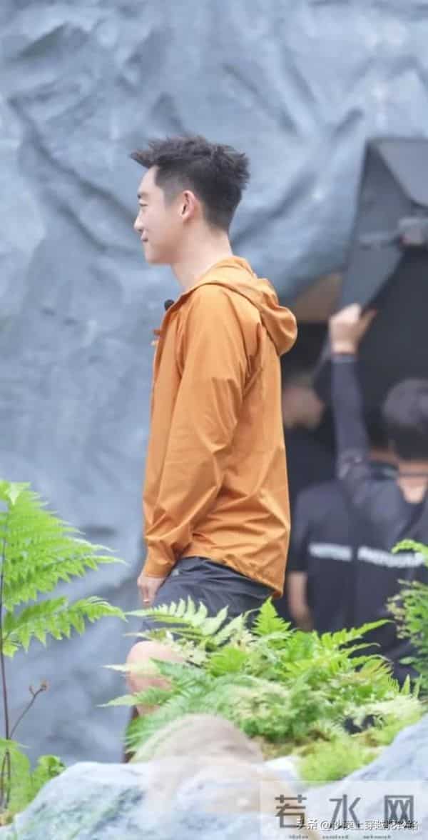 郑恺现身成都 本人不高脚好短 瘦瘦的还是蛮帅的 身材维持的也很好