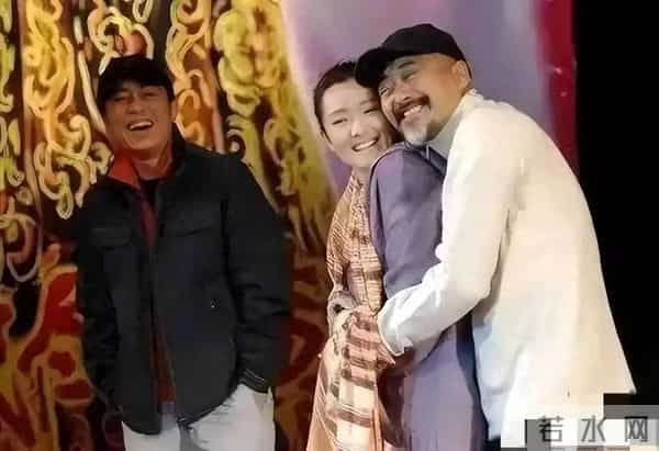 女星巩俐被周润发搂在怀里,张艺谋脸都歪了