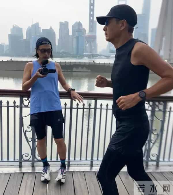 69岁周润发“逆生长”，白发染黑梦回《上海滩》，逆袭成冻龄男神