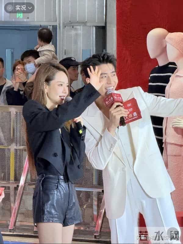 戚薇线下活动生图，黑西装长靴演绎女总裁穿搭