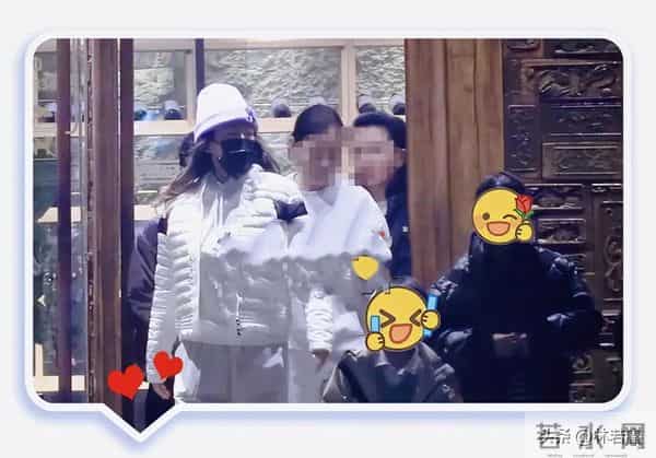 章子怡带儿女与友人吃烧烤、打游戏，儿子活泼可爱，醒醒身高抢镜