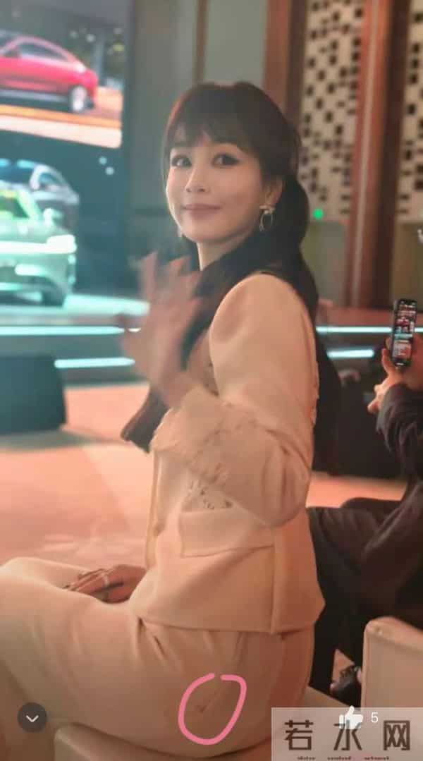 杨紫穿20年前的衣服出席活动，细心看还有污渍和虫洞…