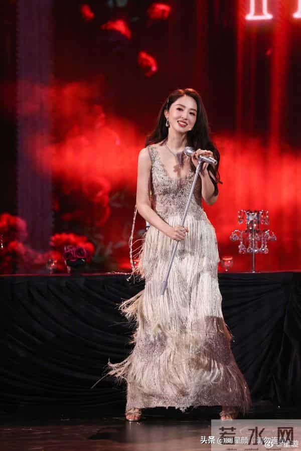 董璇 二婚首秀劲歌热舞 热辣身姿很迷人