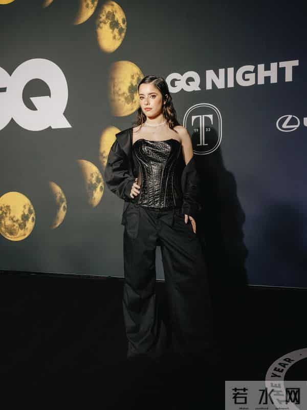 不可触碰的美，若昂-内维斯女友马达莱娜晒暗黑风妆造