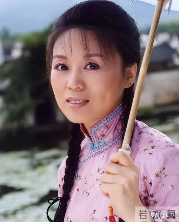 47岁嫁给32岁小演员，被骂“老牛吃嫩草”，时间却给了完美的答卷