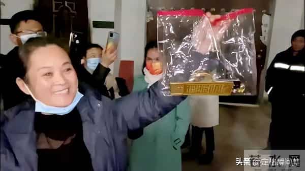 女儿订婚、陈萌孝顺！大衣哥三喜临门站上人生巅峰，亚男错失躺赢