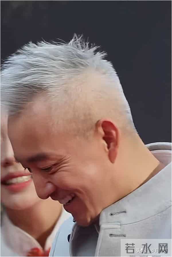满头白发还能依然帅的那么儒雅,我想只有亚宁了