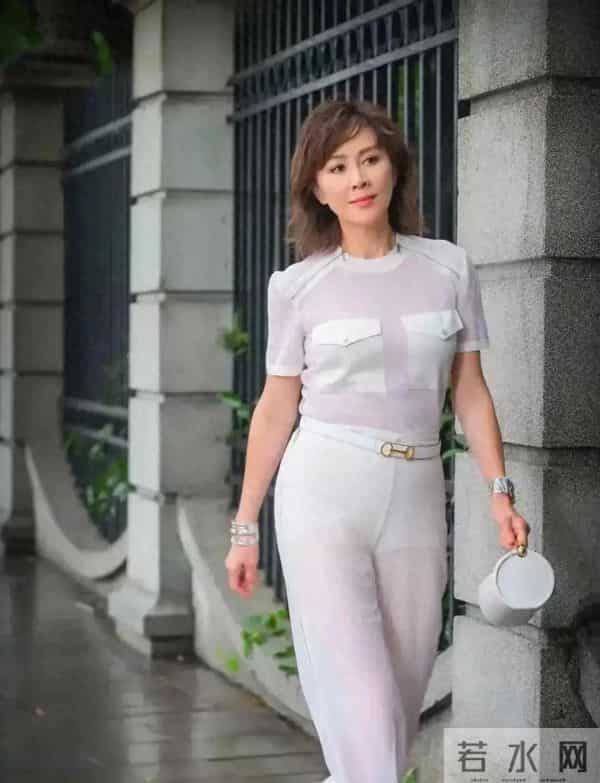 59岁刘嘉玲穿着透明，若隐若现，引发网友热议，气质优雅显年轻。
