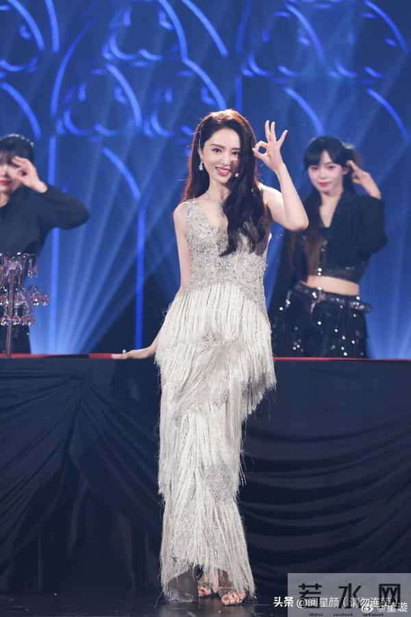 董璇 二婚首秀劲歌热舞 热辣身姿很迷人