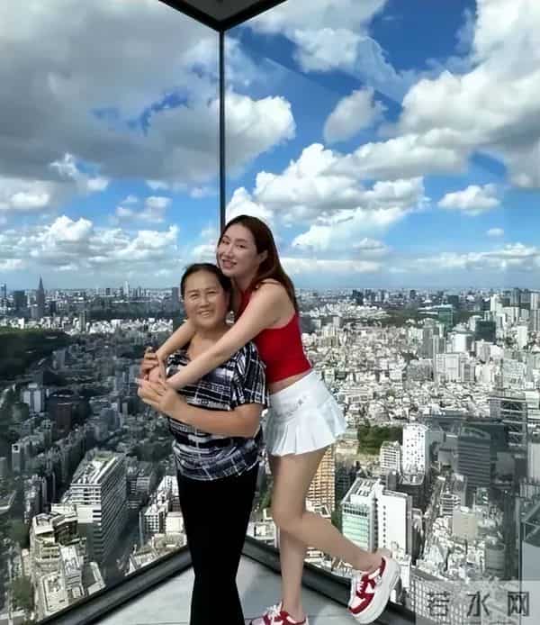 65岁歌唱家莫华伦与35岁妻子东京度假，真令人羡慕！