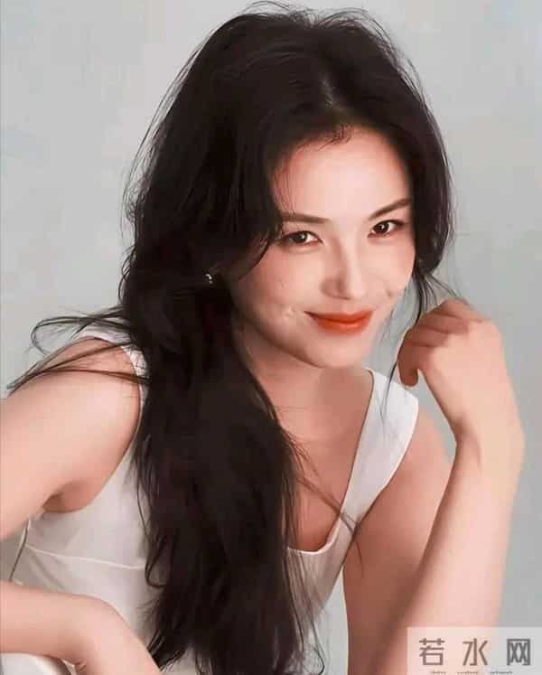 演员刘涛穿紧身运动装在公园小路,笑容超灿烂