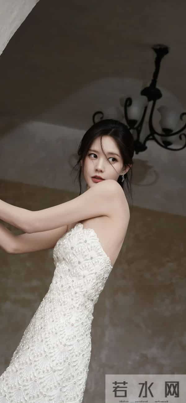 李一桐｜珍珠白裙封神！编发造型+萌系互动杀疯热搜