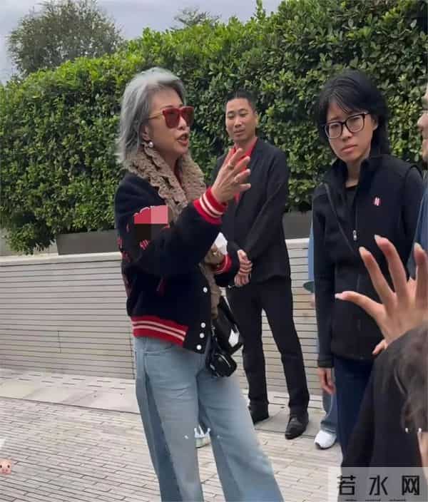 64岁叶蒨文在广东佛山逛街,没有医美痕迹,但白发苍苍太显老