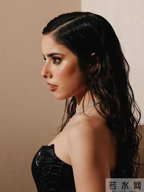 不可触碰的美，若昂-内维斯女友马达莱娜晒暗黑风妆造