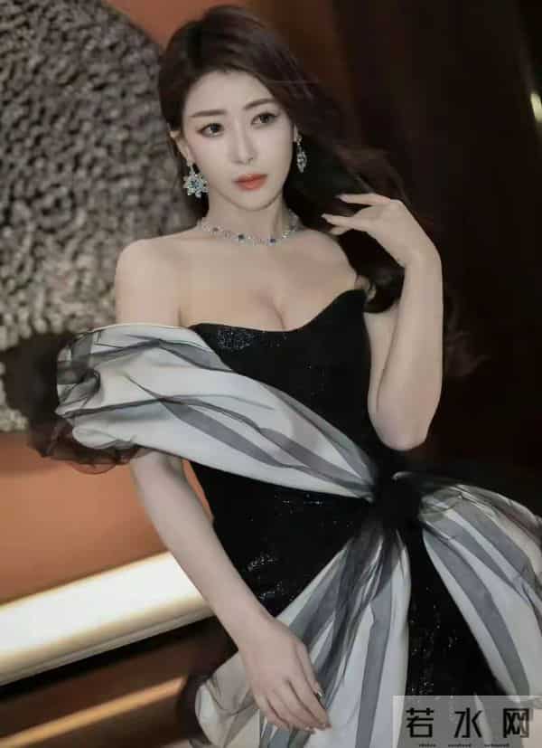 黑裙怎么穿才美？陈紫函教你看尽万种性感