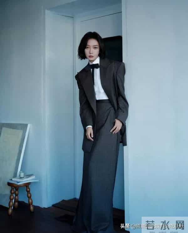 王珞丹新烫了微卷短发大变样!灰色西装+衬衫+拖地半裙,简约高级
