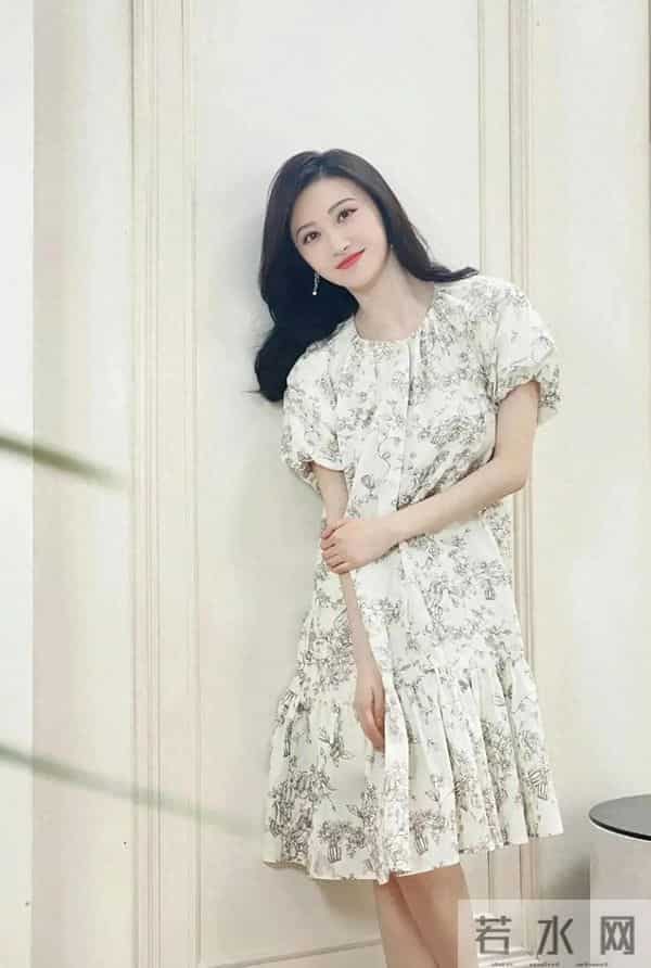 景甜尝试温柔碎花连衣裙，好温柔淑女啊