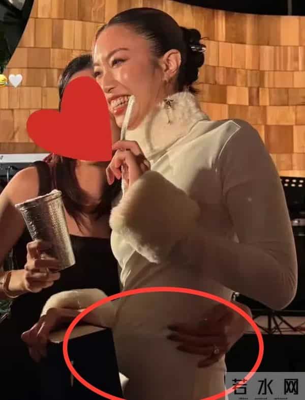 霍启仁婚礼照流出,老婆穿裹身裙小腹凸出似怀孕,看脸超像朱玲玲