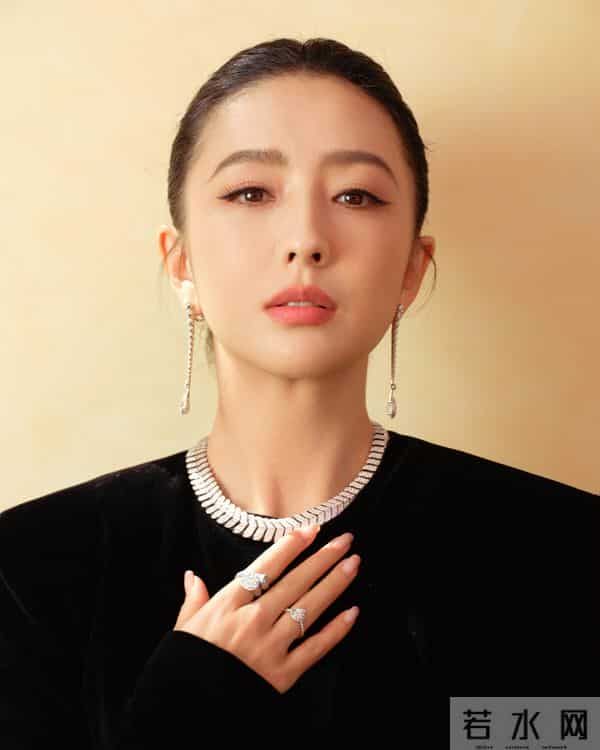 佟丽娅大长腿黑色尖头细高跟鞋