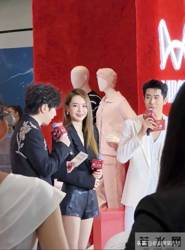 戚薇线下活动生图，黑西装长靴演绎女总裁穿搭