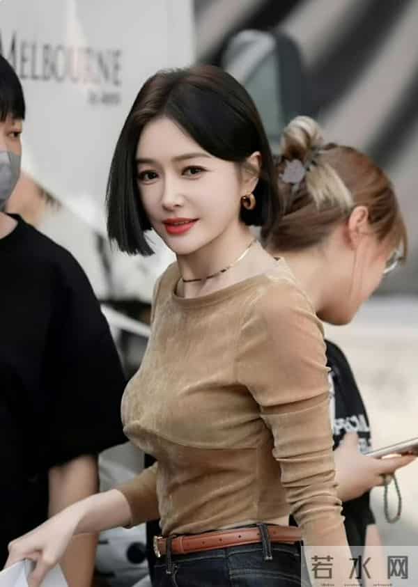 “秦岚”太丰满了！穿紧身上衣+牛仔裤，蜜桃身材好抢镜