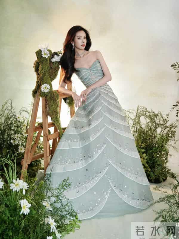 陈都灵性感抹胸裙写真，这也太美了