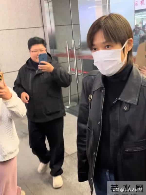 机场偶遇李宇春,穿土黄色棉袄平底鞋,被路人冲撞后眼神凌厉