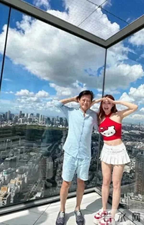 65岁歌唱家莫华伦与35岁妻子东京度假，真令人羡慕！