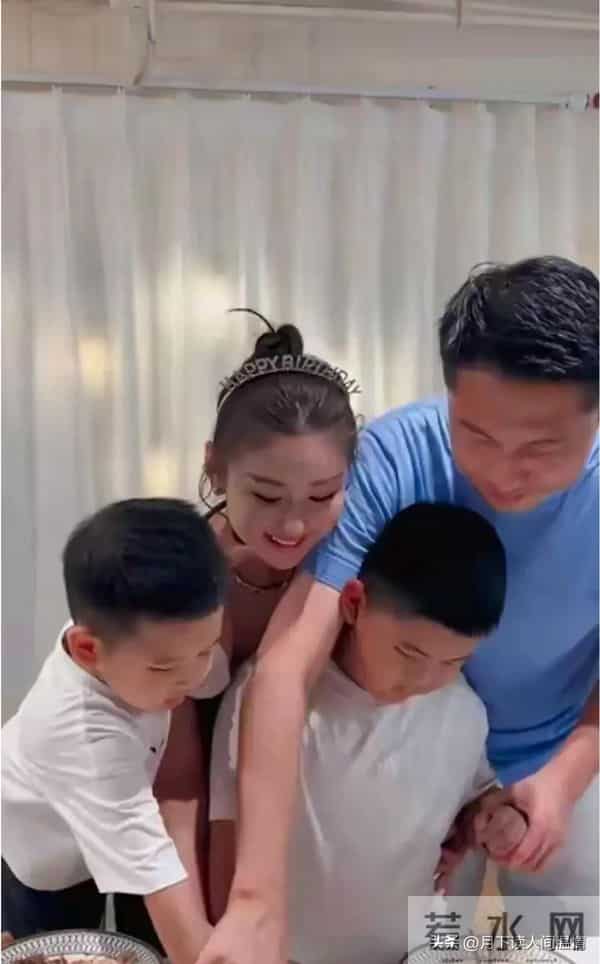 王雷夫妇家中请客，豪宅装修格调十足，李小萌嘟嘴卖萌胜过少女