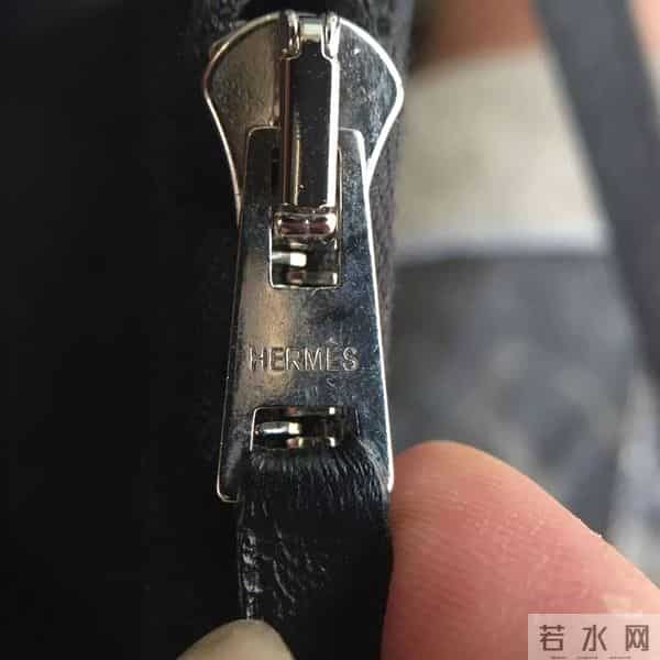 杨紫穿20年前的衣服出席活动，细心看还有污渍和虫洞…