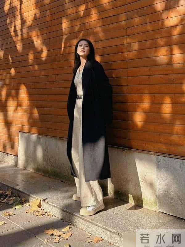 45岁高圆圆又带火了简约穿搭:羊羔毛外套内搭一身黑,高级又洋气