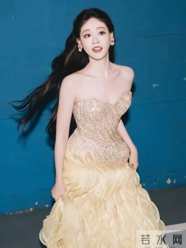 祝绪丹｜鎏金黄裙美出圈！抹胸碎钻裙尽显优雅氛围感