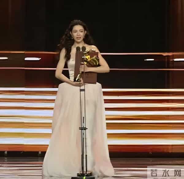 钟楚曦又“抢”C位?这一次合影环节站中间,抢风头争议又来了