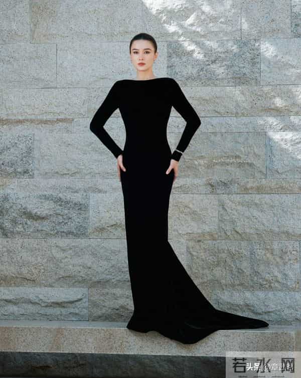 45岁宋佳二封金鸡影后，穿黑色礼服裙拍宣传照优雅迷人